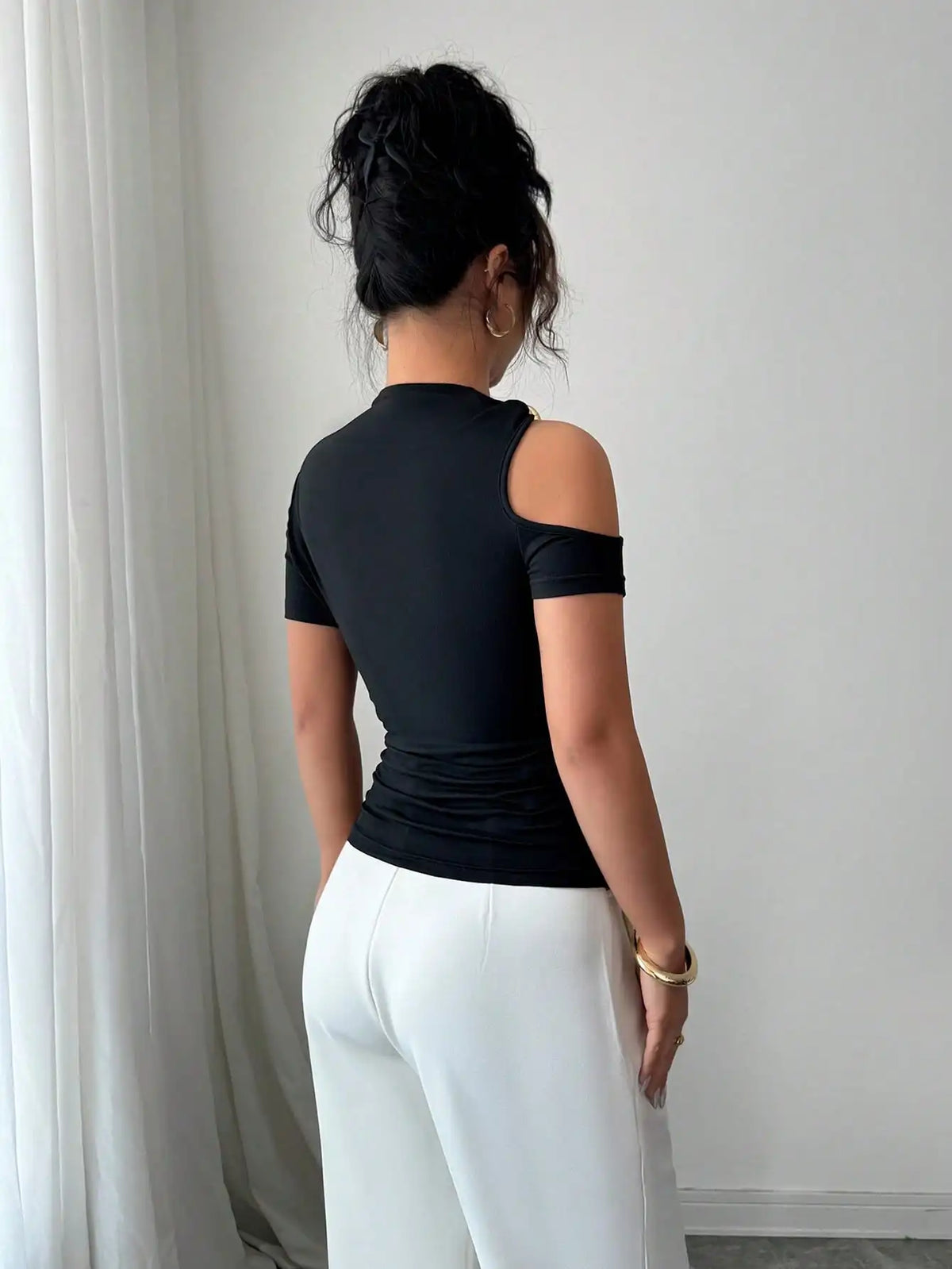 New trendy, elegant and versatile women's off-shoulder T-shirt