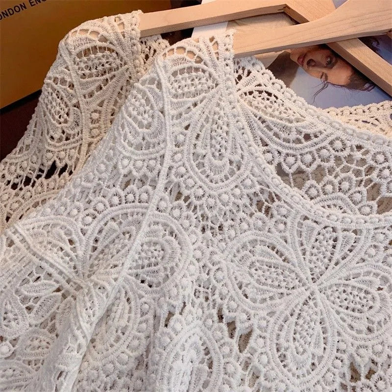 2024 Summr New Versatile Retro Sweet Lace Cut-out Crochet Shawl