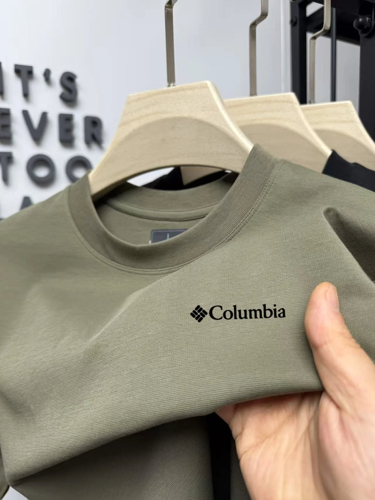 Summer solid color men's simple and luxurious embroidered round neck