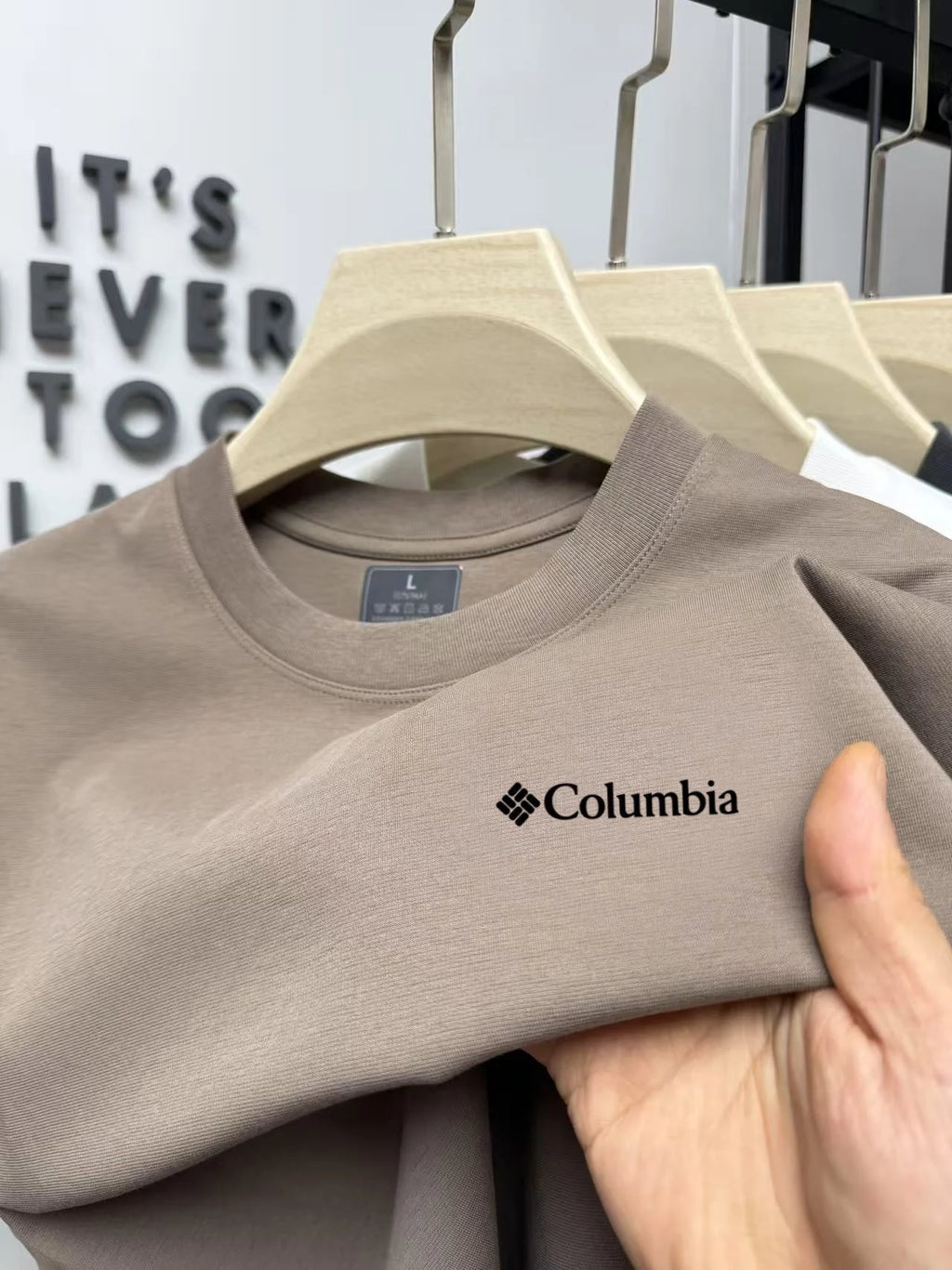 Summer solid color men's simple and luxurious embroidered round neck