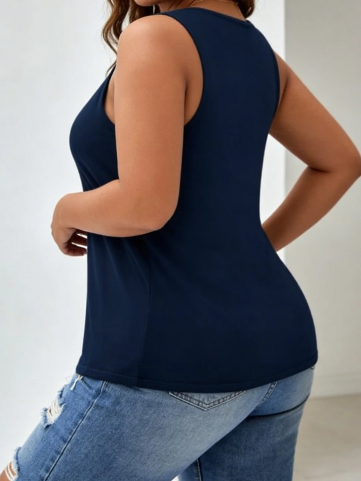 Large-Size Women's Fashionable Casual Round-Neck Sleeveless Top,