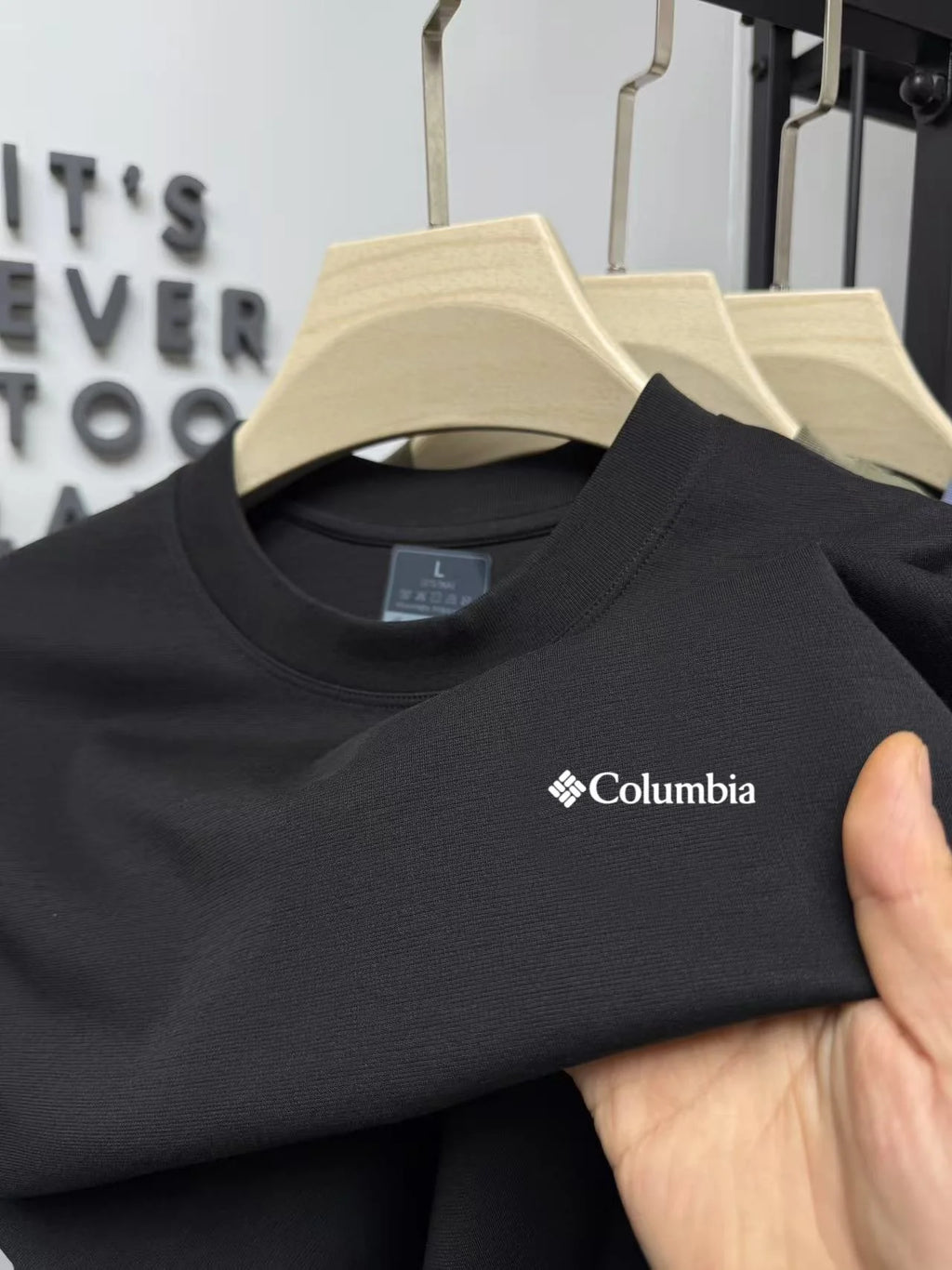 Summer solid color men's simple and luxurious embroidered round neck